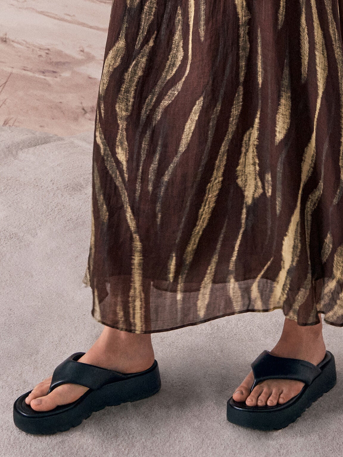 CHARLES & KEITH Value / V-Strap Flatform Thong Sandals - Black