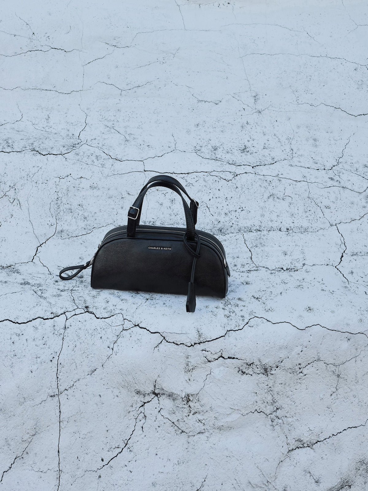 CHARLES & KEITH Signature / Vega Elongated Bowling Bag - Noir