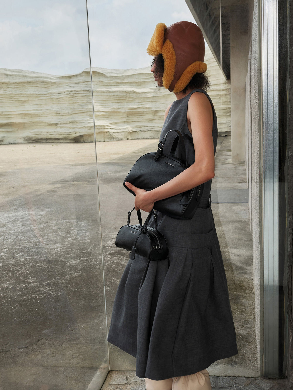 CHARLES & KEITH Signature / Vega Elongated Bowling Bag - Noir