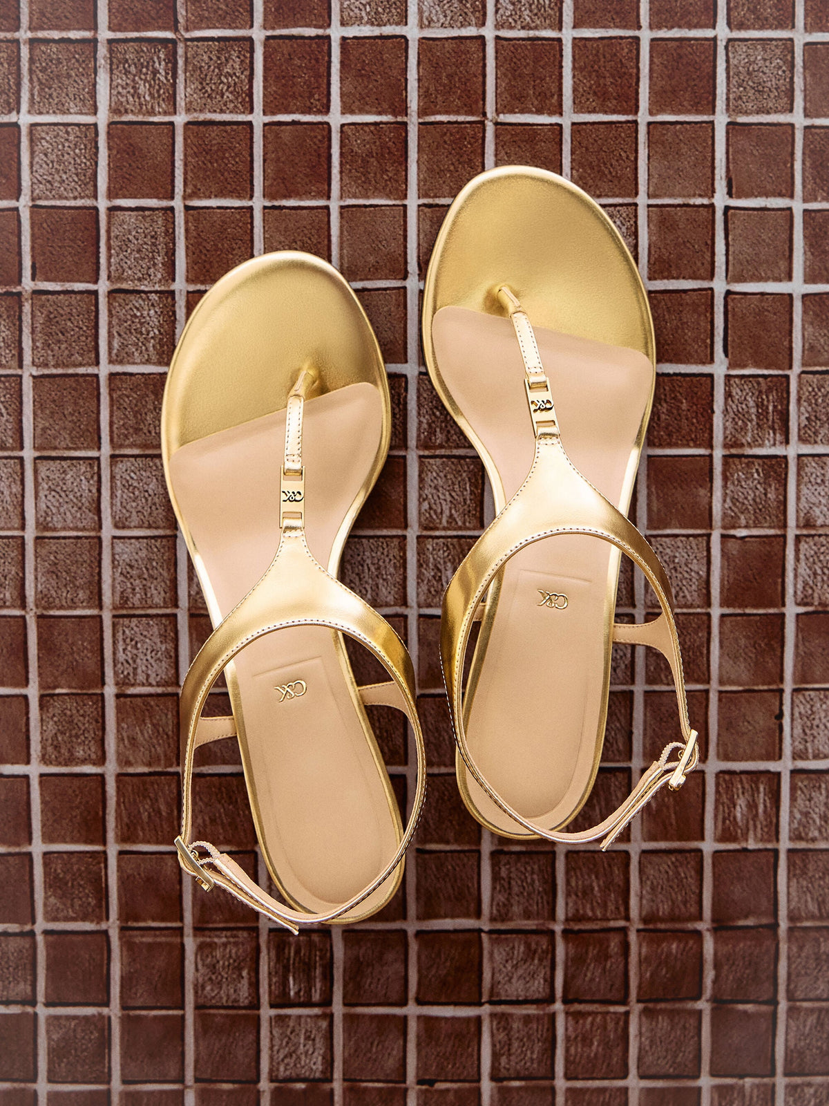 CHARLES & KEITH Latest / Metallic Leather Thong Kitten Heels - Gold