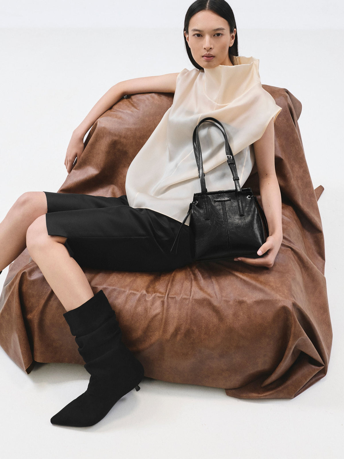 CHARLES & KEITH Recommended / Noane Elongated-Handle Tote Bag - Noir