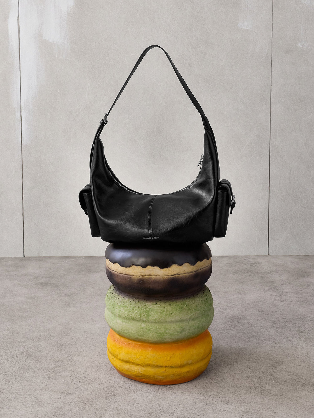 CHARLES & KEITH Best Seller / Large Bessie Side-Pocket Hobo Bag - Noir