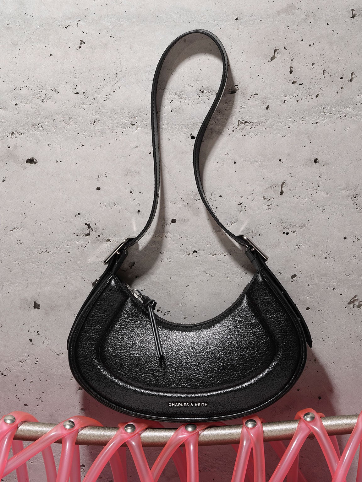 CHARLES & KEITH Essential / Petra Curved Shoulder Bag - Noir