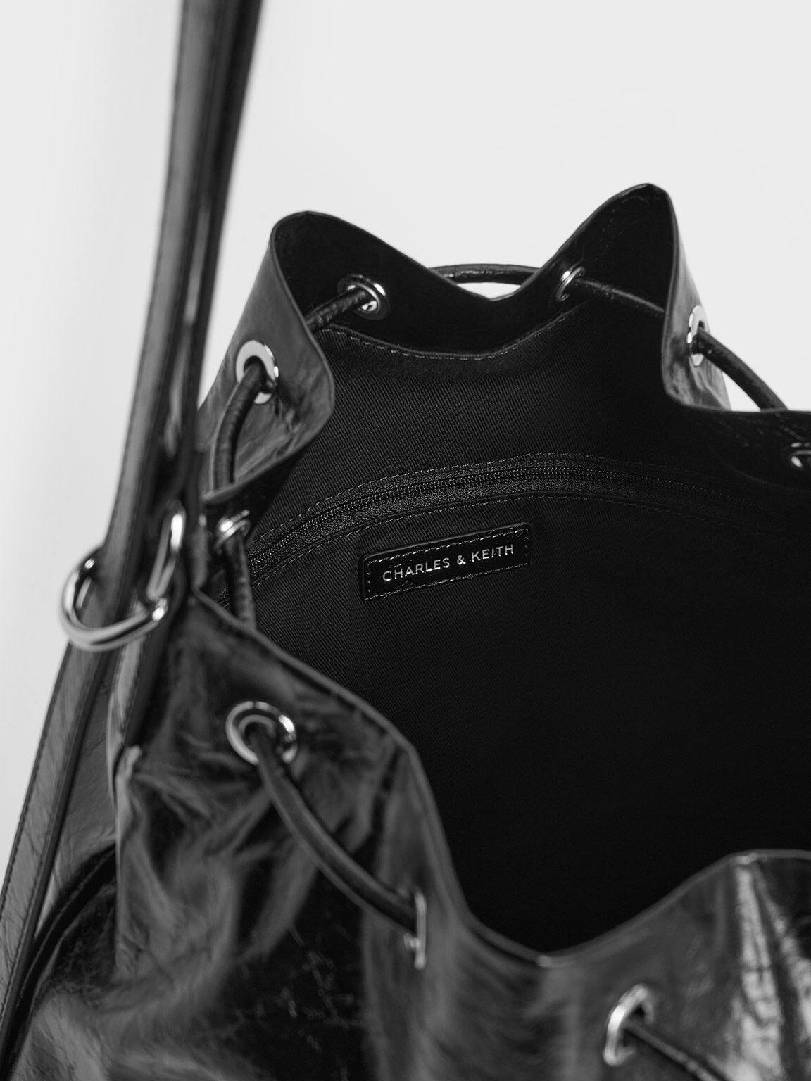 CHARLES & KEITH Customer Favorite / Neva Two-Way Bucket Bag - Noir